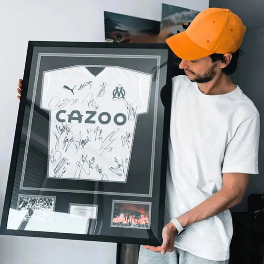 Client avec cadre maillot Marseille signé