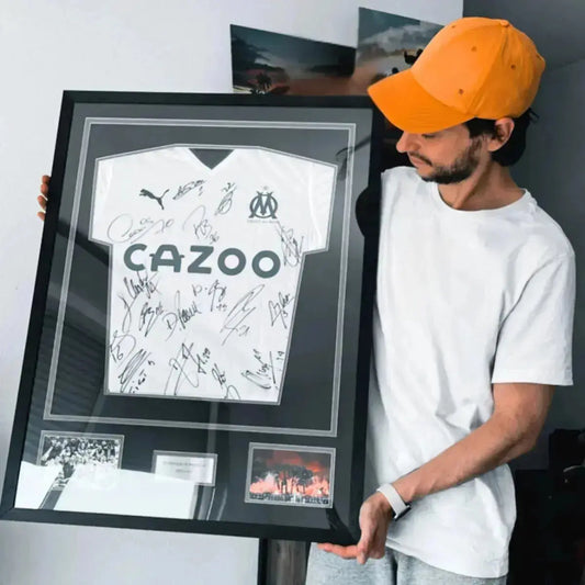 Client avec cadre maillot Marseille signé