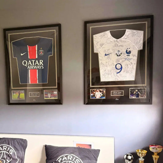 Décoration chambre avec eux cadres maillot psg et france