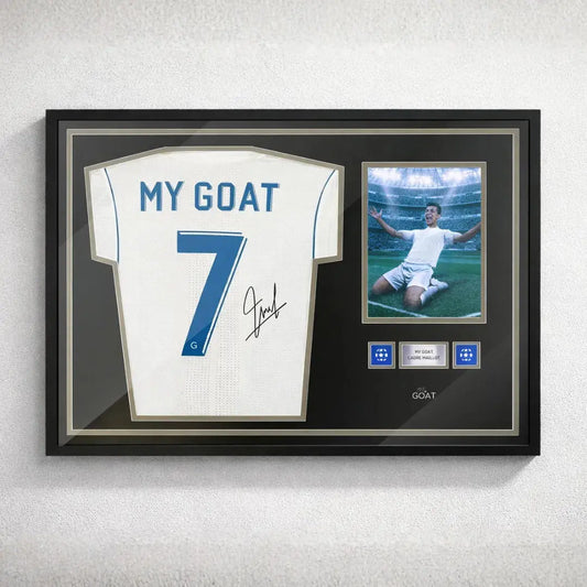 Cadre maillot de foot signé accroché au mur