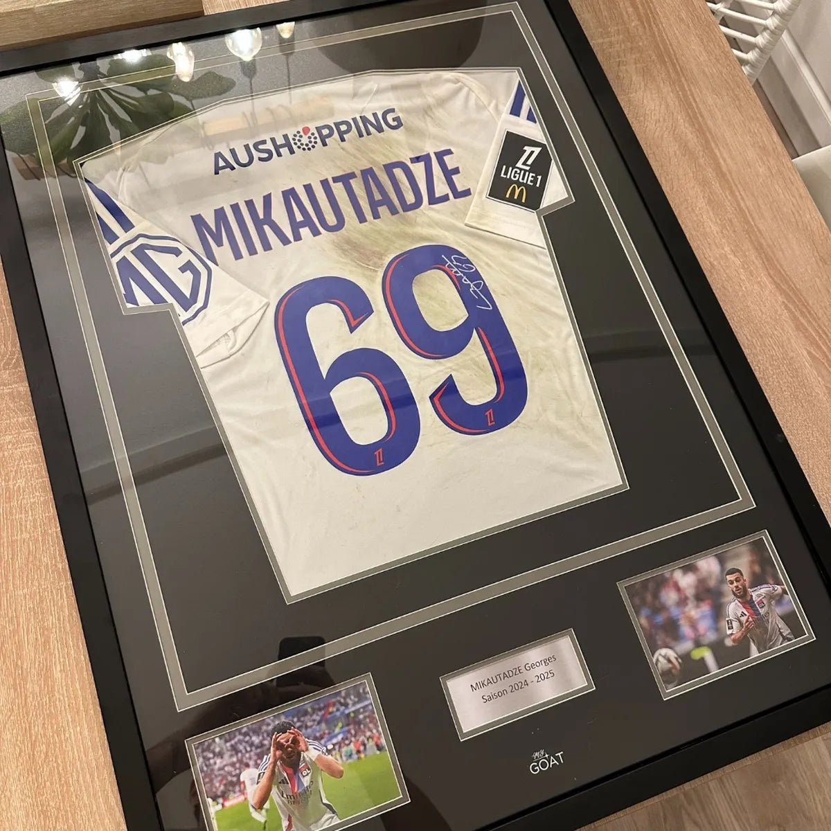 Cadre maillot foot lyon mikautadze