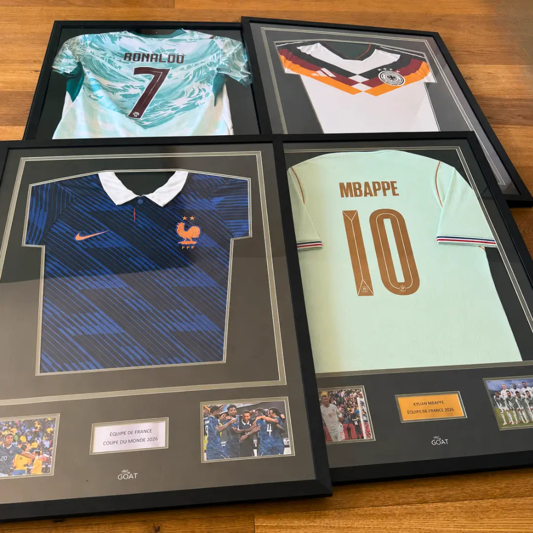 Cadres maillots de foot de la France couchés.