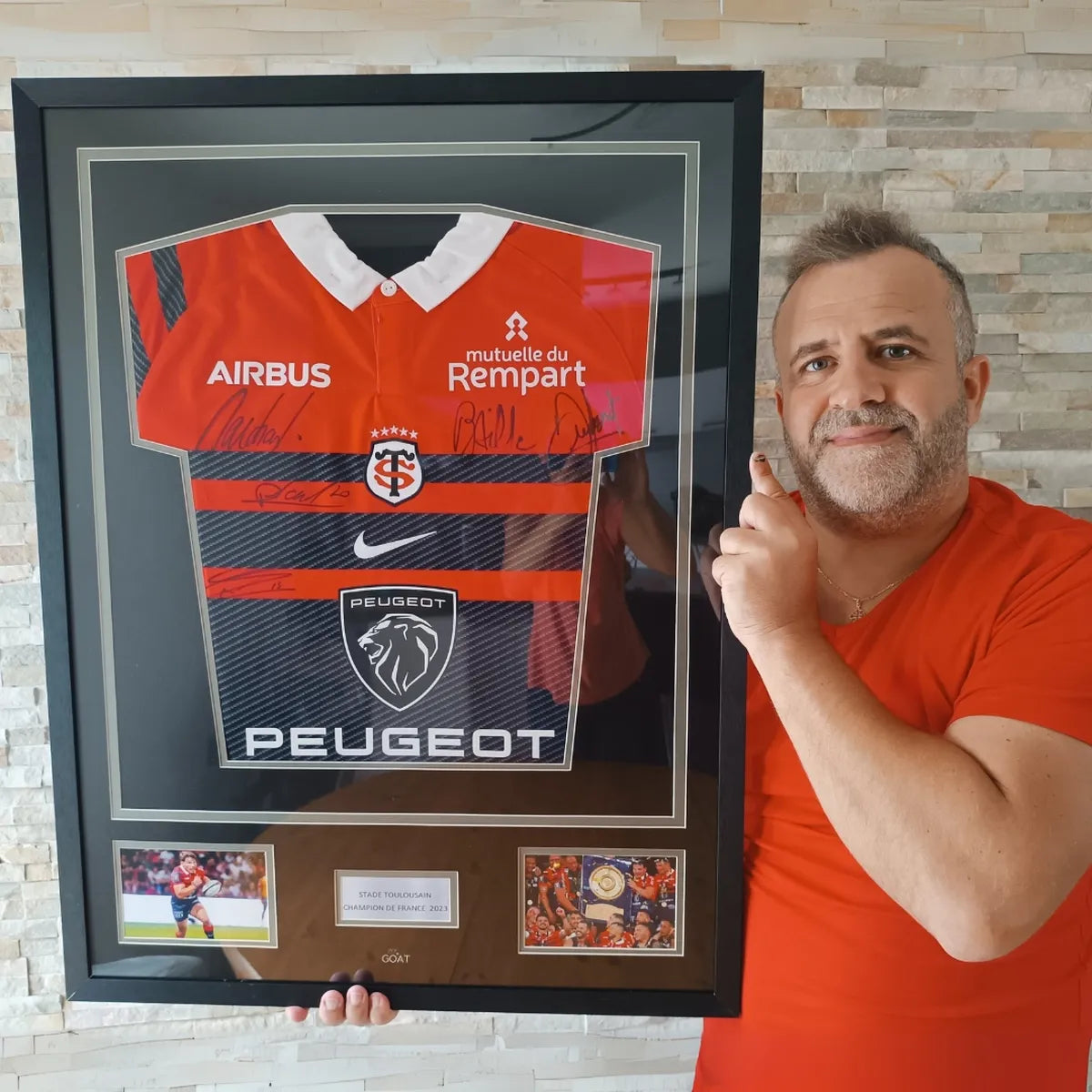 Client avec cadre maillot de rugby stade toulousain signé