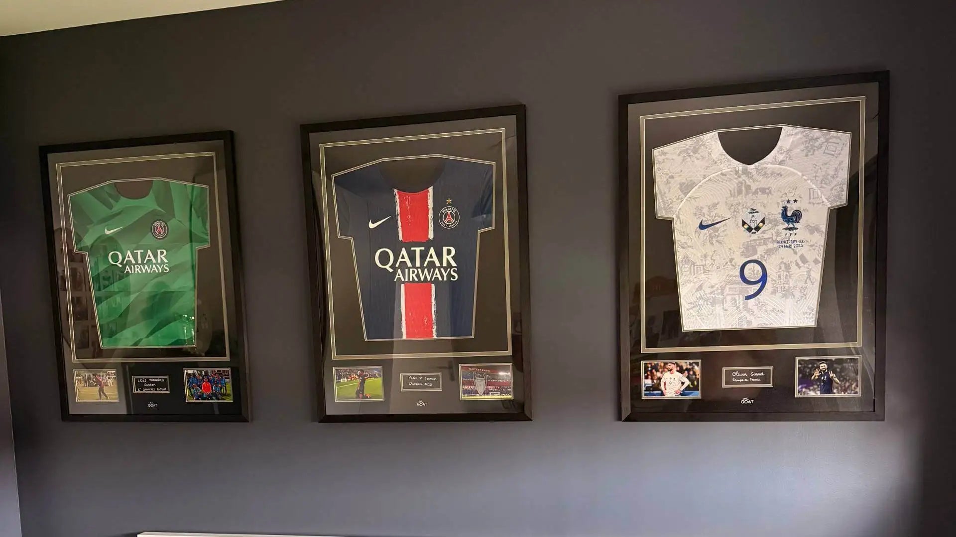 Décoration chambre avec cadres maillot psg et france