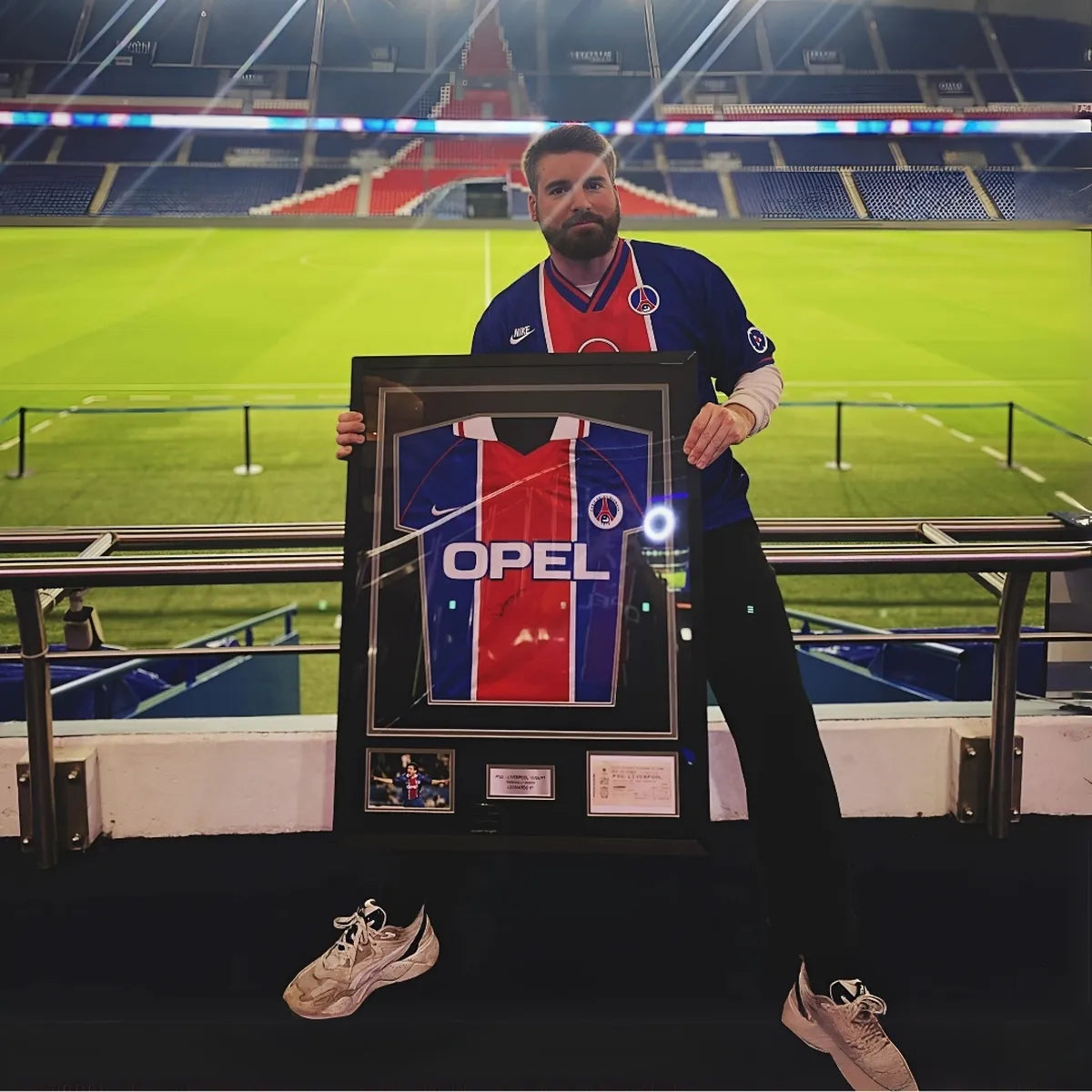 Exposition maillot encadré psg parc des princes