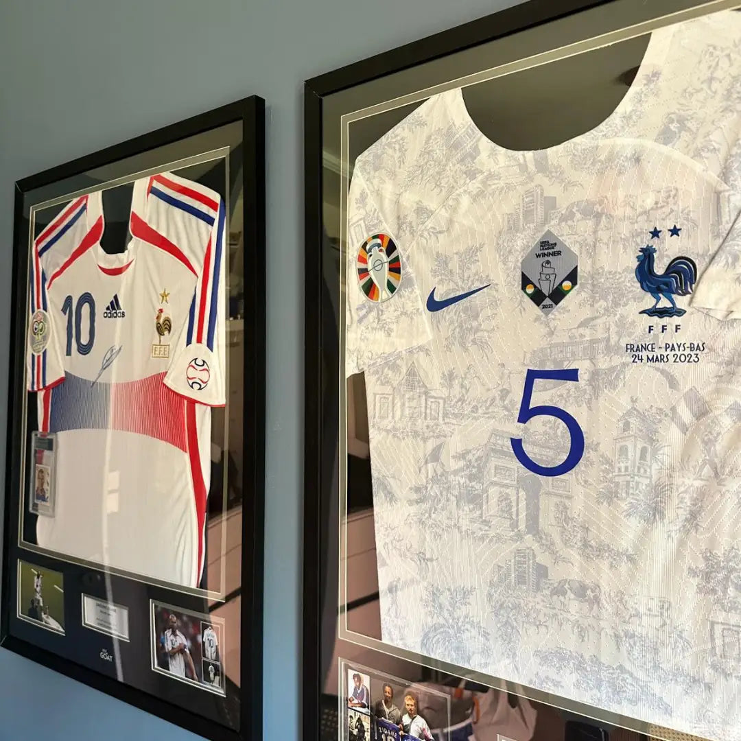 deux cadres maillots de l'équipe de france