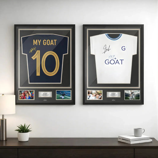 Deux cadres maillots accrochés au mur