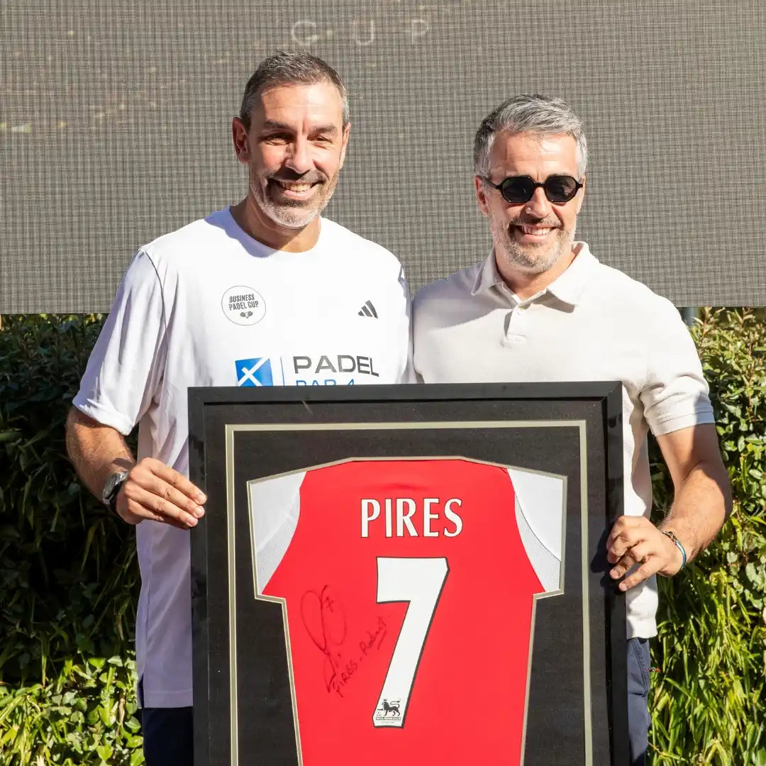 Robert pires avec cadre maillot arsenal