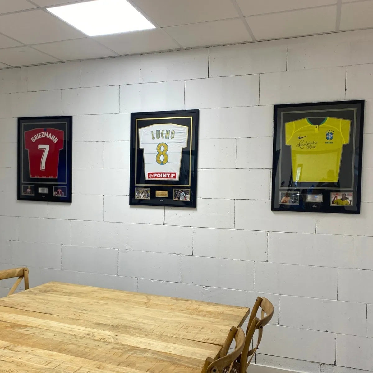 bureau décoré avec cadres maillot de foot