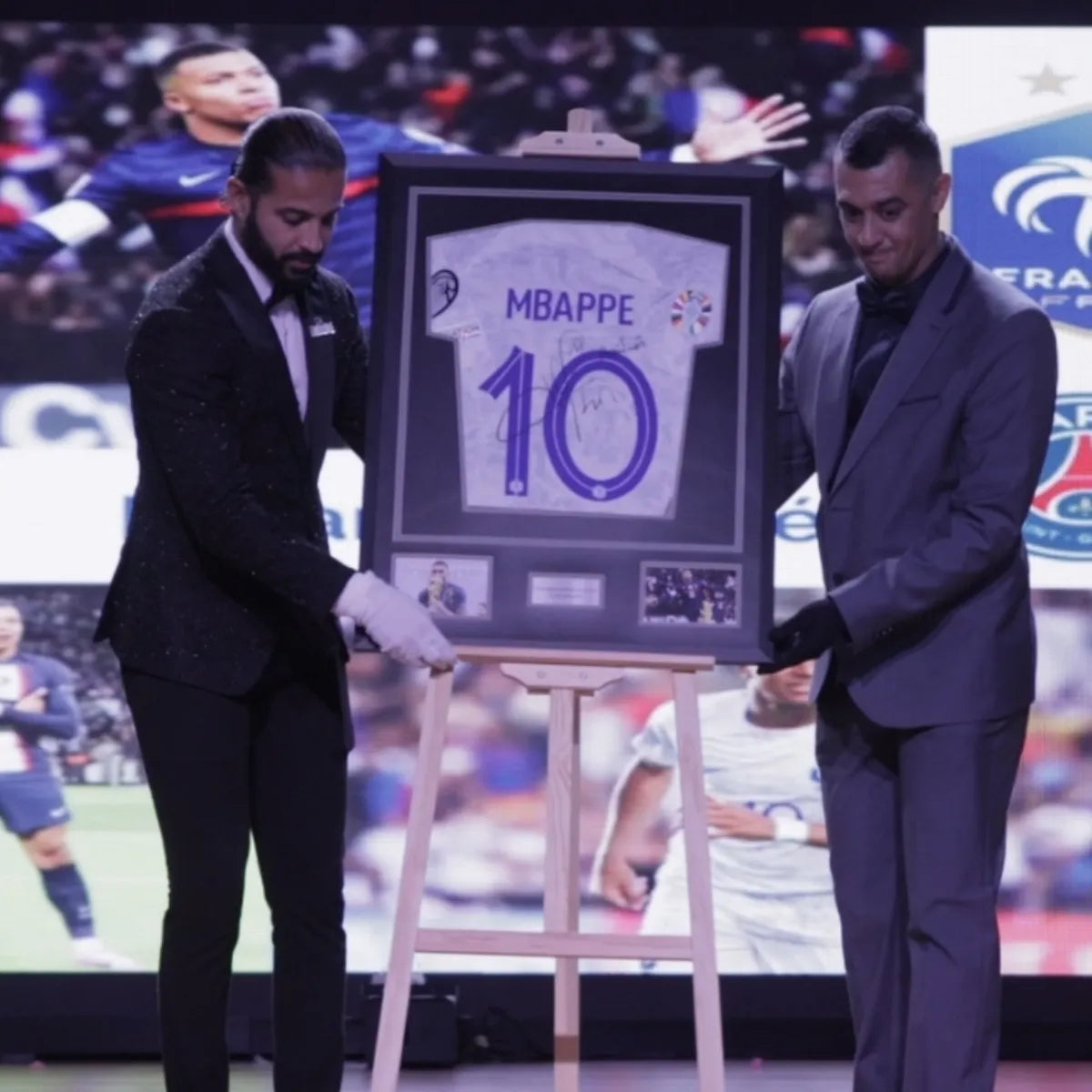 cadre maillot mbappé signé