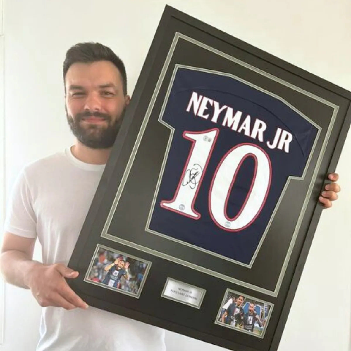 client avec cadre maillot neymar psg