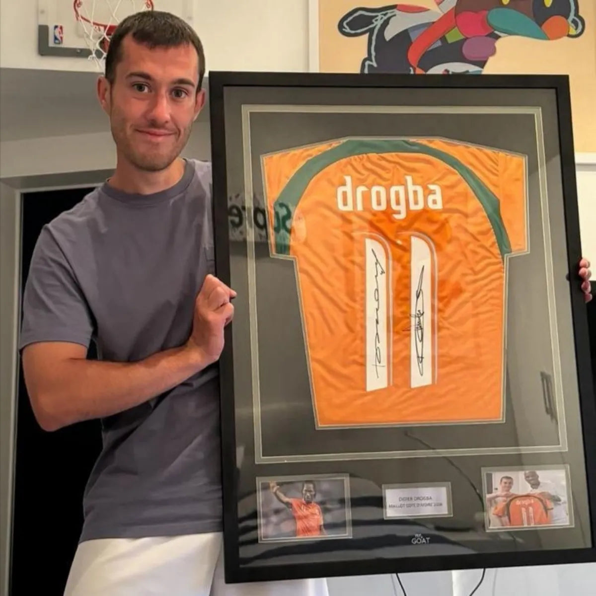 client avec cadre maillot drogba cote d'ivoire