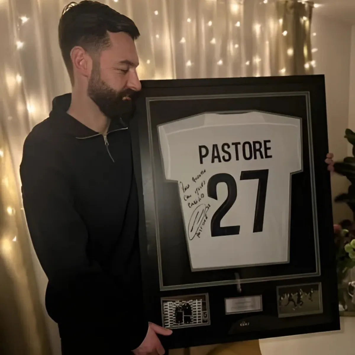 client avec cadre maillot psg pastore signé