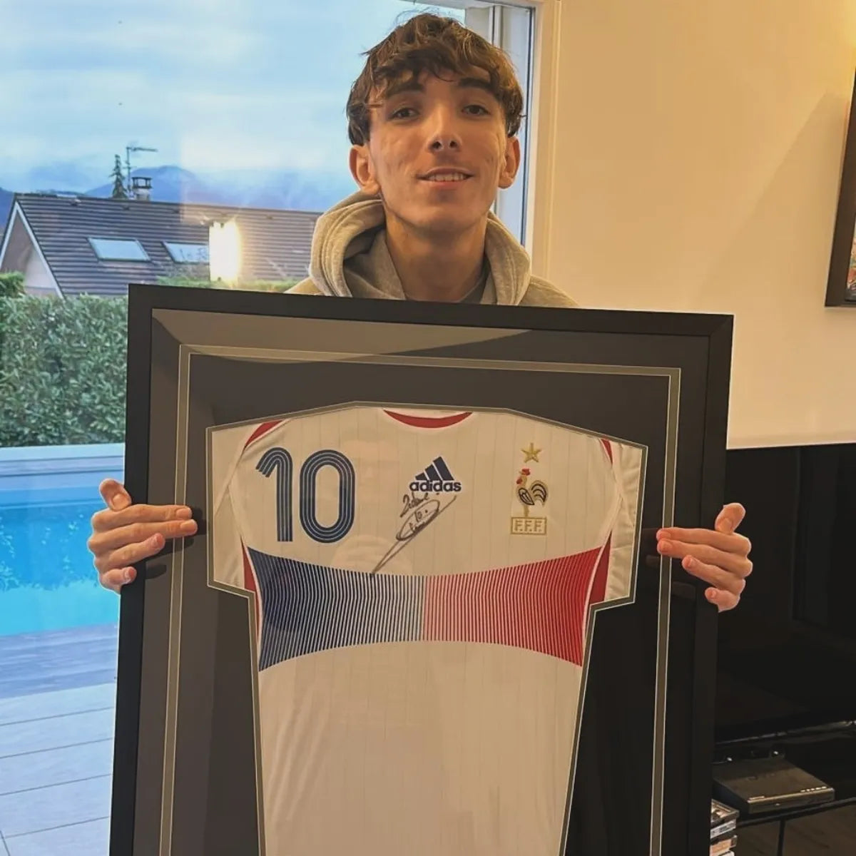client avec maillot zidane 2006 encadré