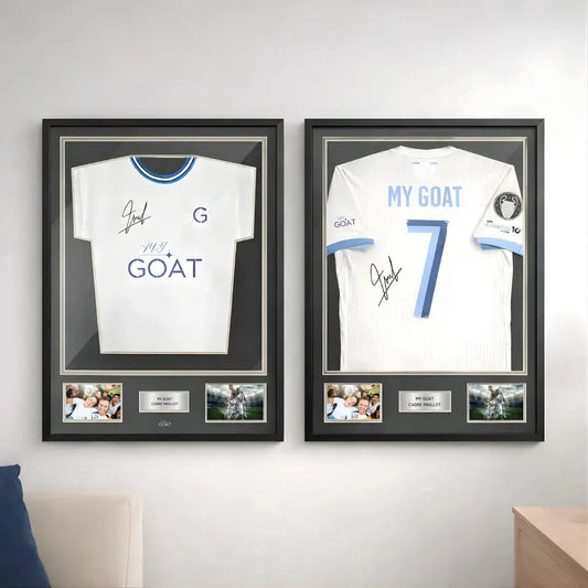 Deux cadres maillot signés accrochés au mur